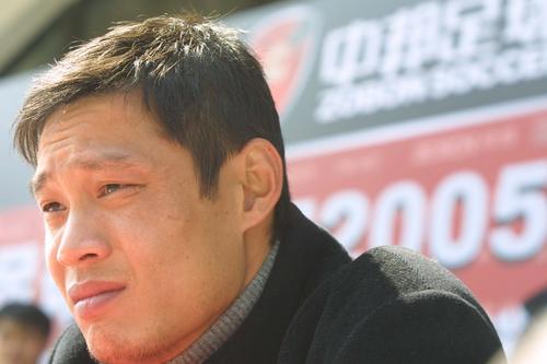 《青红》出来后没俩月，《千里走单骑》就出来了，我说你看高仓健的从头到尾也是一个表情，但很多人都说他深刻，遇到这么多事面无表情，男儿有泪不轻流，你别看他脸上没表情，实际上他很丰富，什么都在里面，我看出米了一这就是一个很奇怪的社会从众心态。